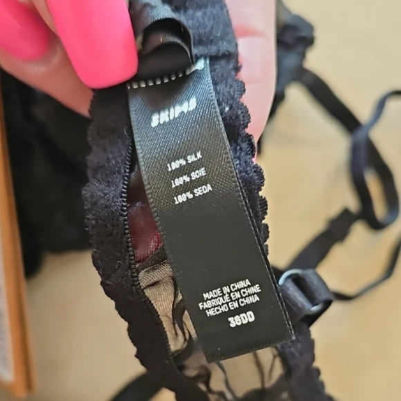 SKIMS Elegant Black Sheer Bra - Picture 4 of 5